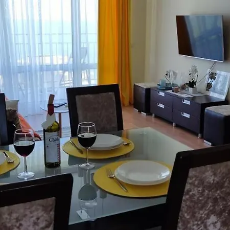 Sea View - Beachfront Apartment, 10 Pools & Free Parking アパート *
