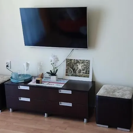 Sea View - Beachfront Apartment, 10 Pools & Free Parking * スヴェティ・ヴラス